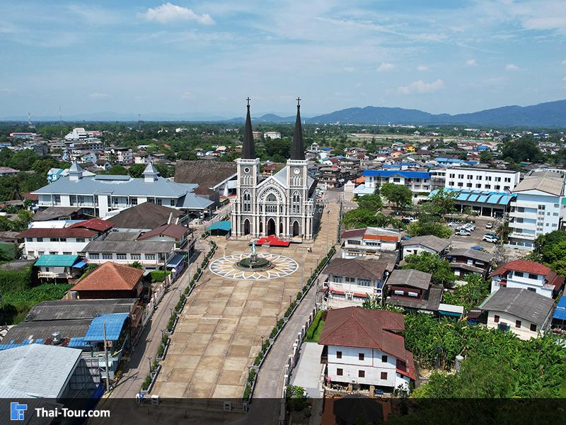 ภาพมุมสูง โบสถ์คาทอลิก