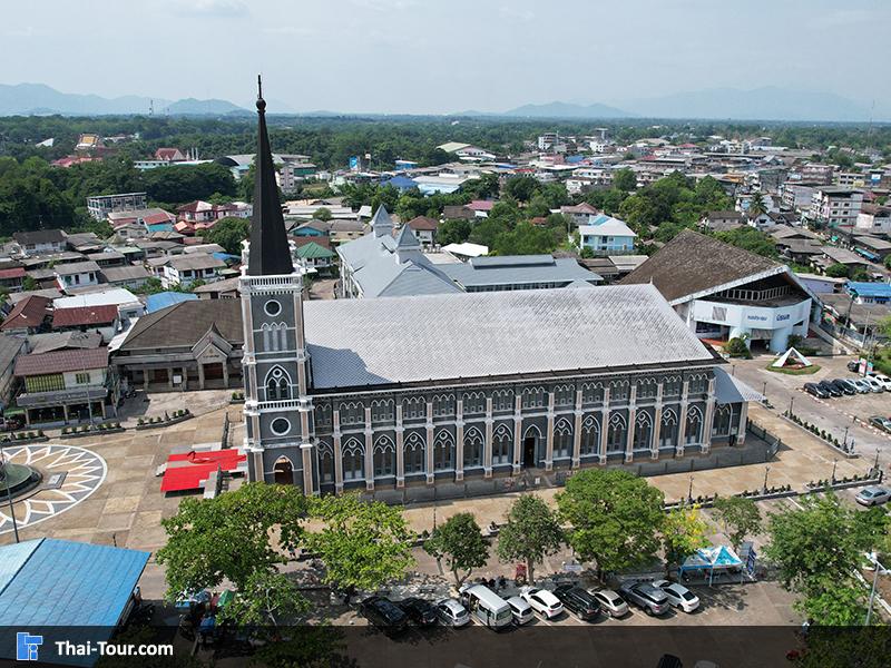 ภาพมุมสูง โบสถ์คาทอลิก