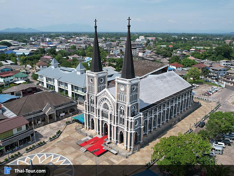 ภาพมุมสูง โบสถ์คาทอลิก