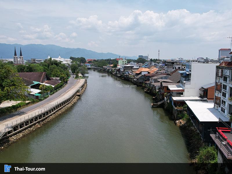 ภาพมุมสูงชุมชนริมน้ำจันทบูร