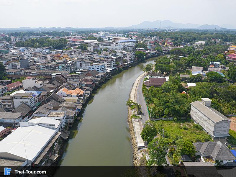 รุูปภาพมุมสูงชุมชนริมน้ำจันทบูร