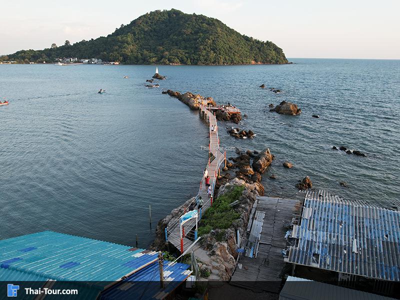 ภาพมุมสูง เจดีย์กลางน้ำบ้านหัวแหลมเจดีย์กลางน้ำบ้านหัวแหลม