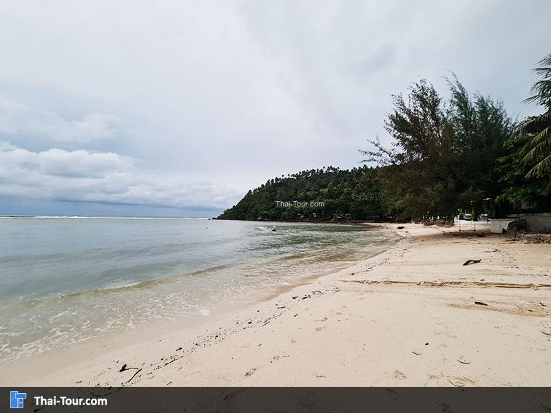 ภาพมุมสูง ชายหาด แม่หาด