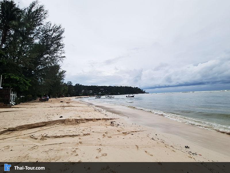 ภาพมุมสูง ชายหาด แม่หาด