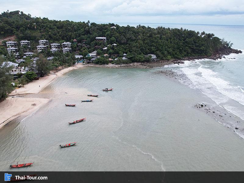 ภาพมุมสูง ชายหาด แม่หาด