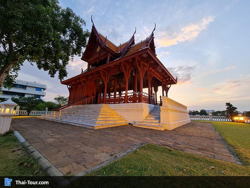 ป้อมพระสุเมรุยามกลางคืน