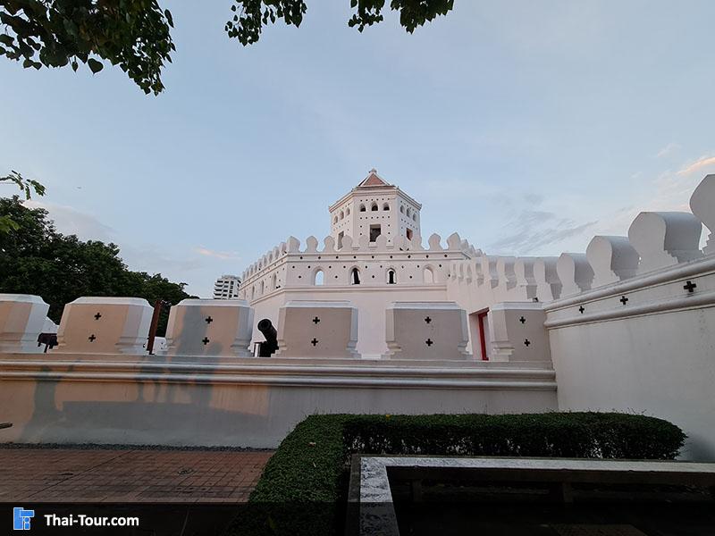 ป้อมพระสุเมรุยามกลางคืน