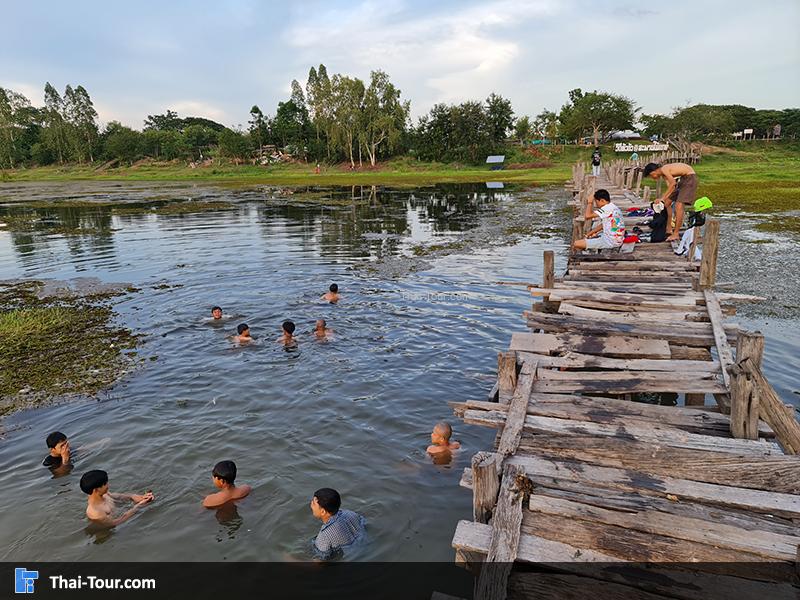 สะพานไม้แกดำ