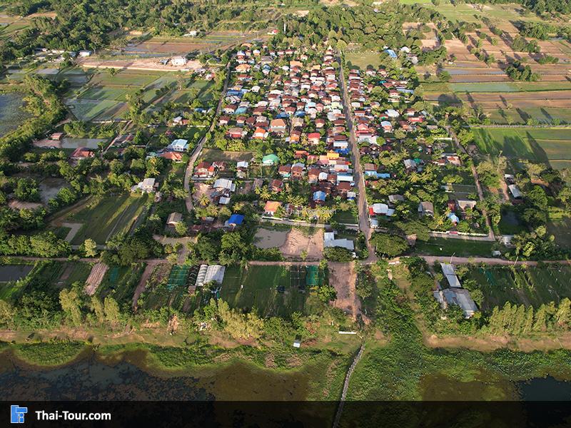 ภาพมุมสูง สะพานไม้แกดำ