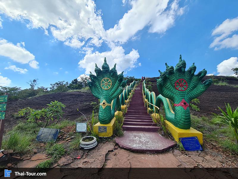 บันไดทางขึ้น เจดีย์ หลวงปู่วัง