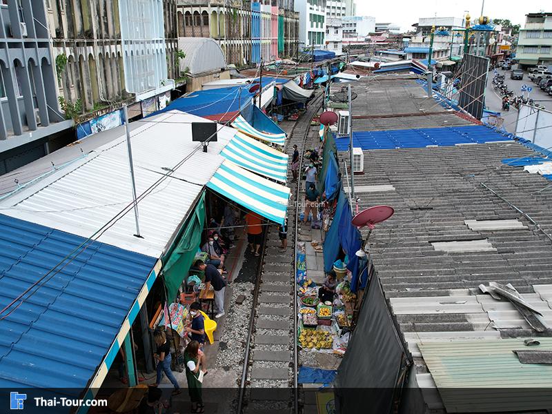 ภาพมุมสูง รถไฟ ตลาดร่มหุบ
