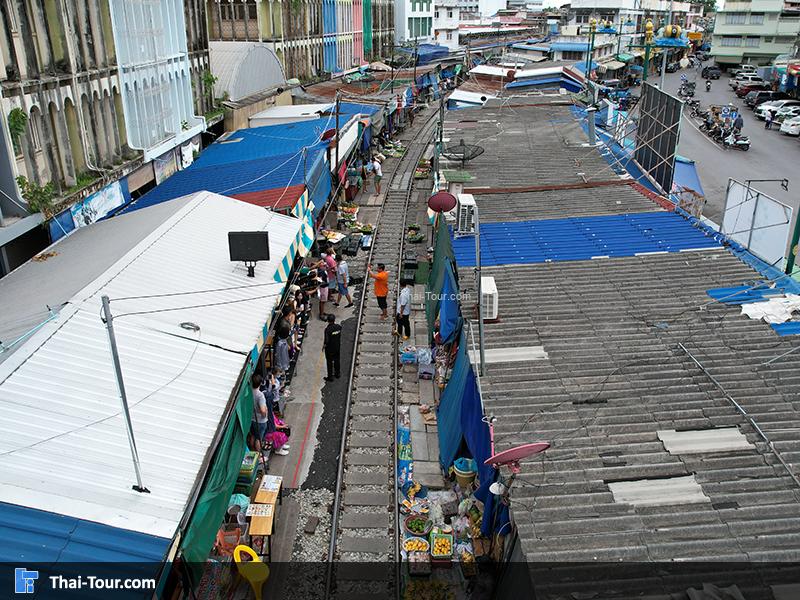 ภาพมุมสูง รถไฟ ตลาดร่มหุบ
