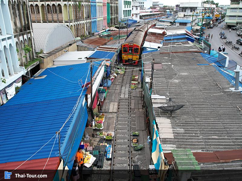 ภาพมุมสูง รถไฟ ตลาดร่มหุบ