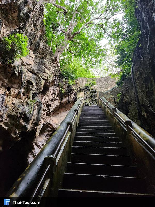 บรรไดลงถ้ำเขาหลวง