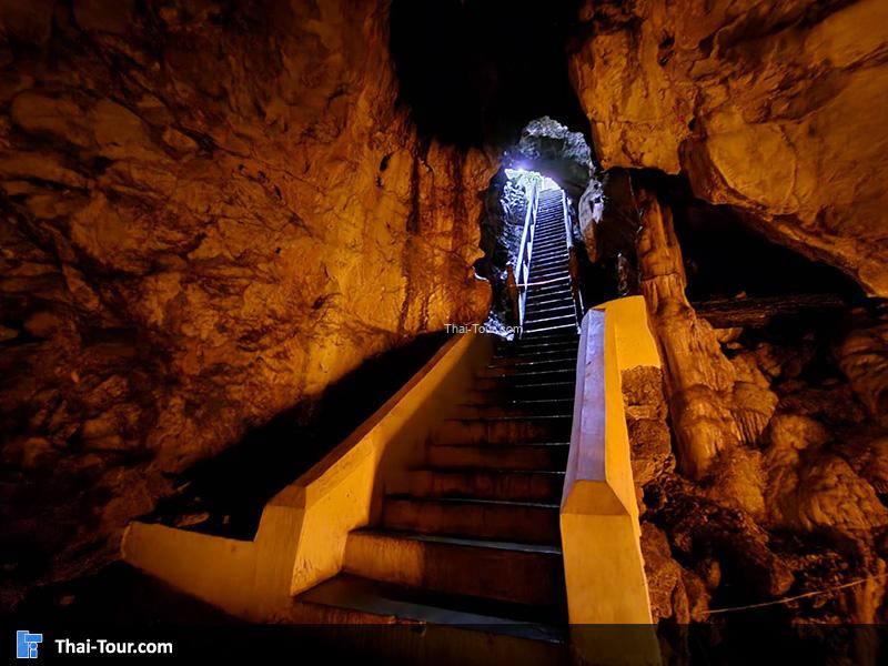 บรรไดเชื่อมไปอีกห้องโถงภายใน ถ้ำเขาหลวง
