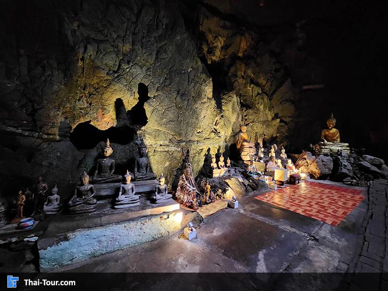 อีกหนึ่งจุดกราบไหว้ภายใน ถ้ำเขาหลวง
