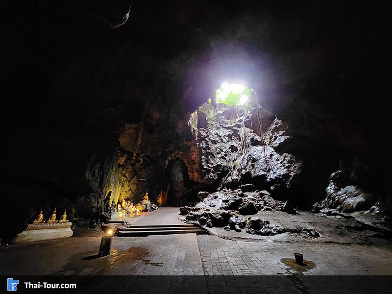 จุดกราบไหว้ภายใน ถ้ำเขาหลวง