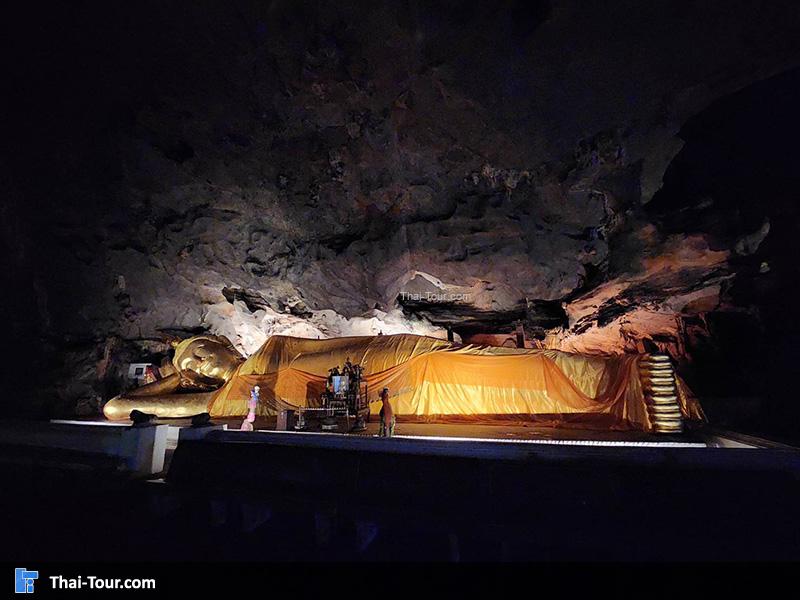 พระนอนภายใน ถ้ำเขาหลวง