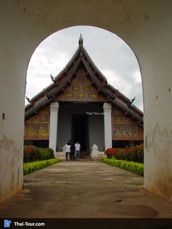 ด้านหน้าซุ้มประตู วัดพระบรมธาตุทุ่งยั้ง