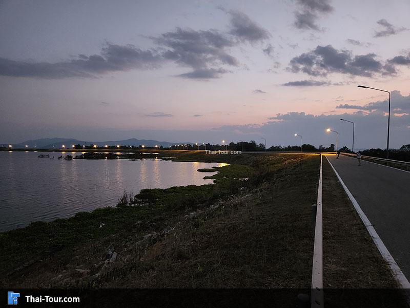 บรรยากาศของถนน เขื่อนแม่งัดสมบูรณ์ชล