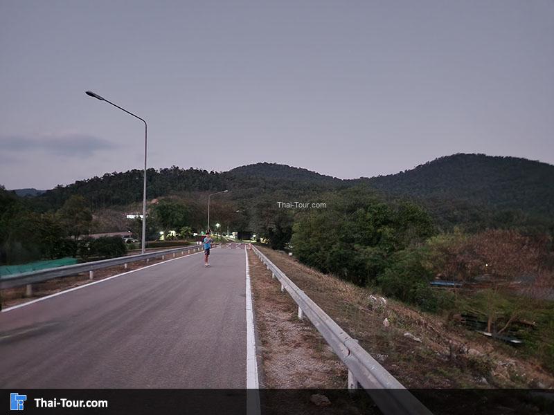 บรรยากาศของถนน เขื่อนแม่งัดสมบูรณ์ชล