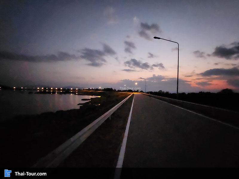 บรรยากาศของถนน เขื่อนแม่งัดสมบูรณ์ชล