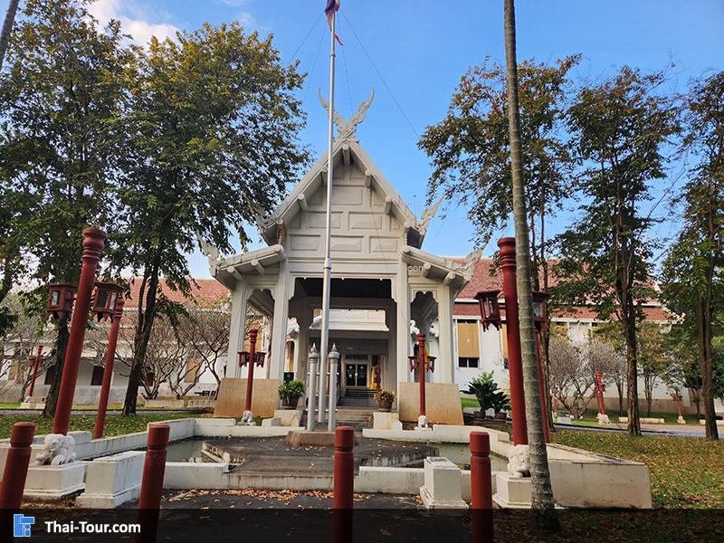 ด้านนอกของ พิพิธภัณฑสถานแห่งชาติเชียงใหม่