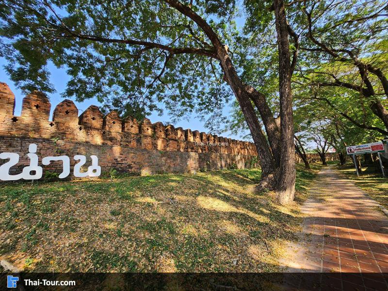 บรรยากาศ กำแพง ร่มรื่น 