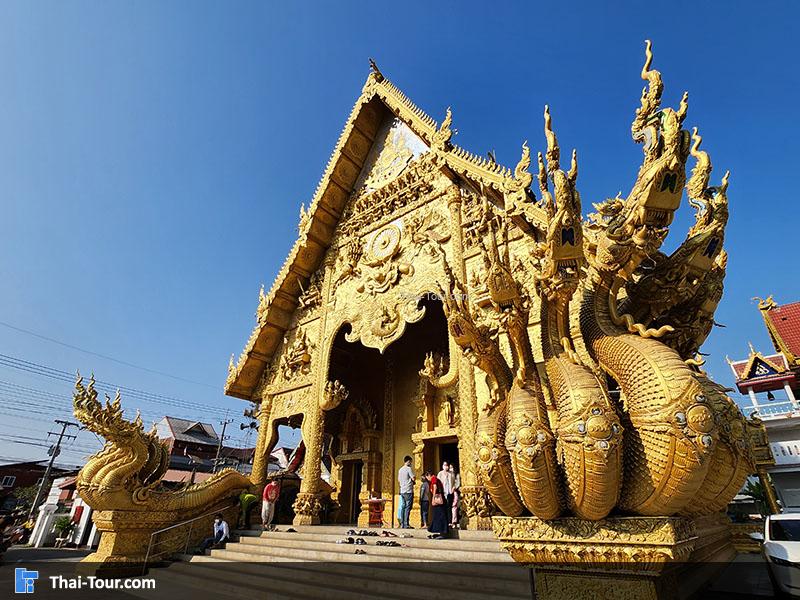 วัดศรีพันต้นเป็นสง่ามีสีทองระยิบระยับเป็นสง่ามีสีทองระยิบระยับ