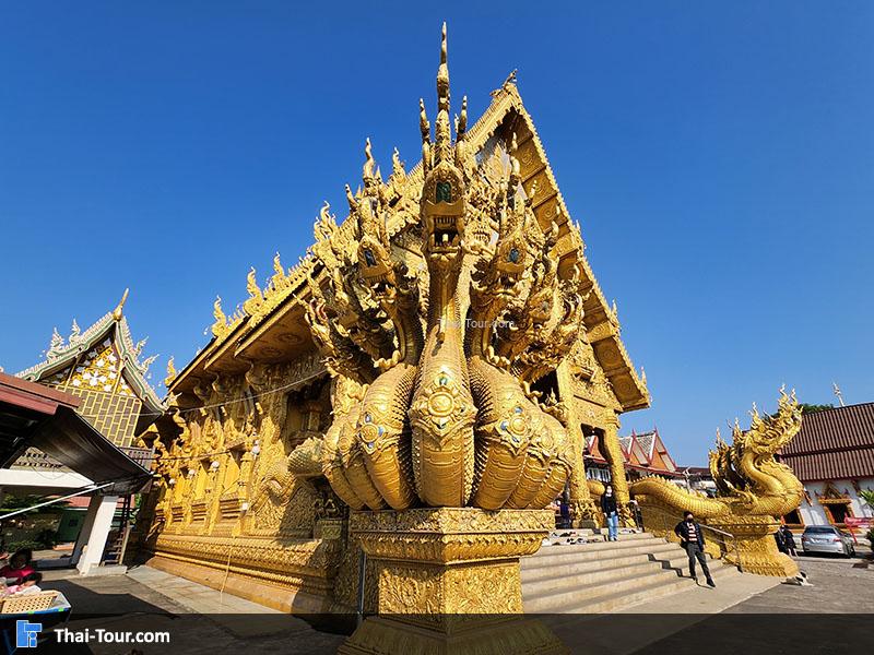 วัดศรีพันต้นเป็นสง่ามีสีทองระยิบระยับเป็นสง่ามีสีทองระยิบระยับ