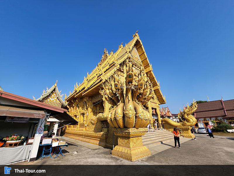 วัดศรีพันต้นเป็นสง่ามีสีทองระยิบระยับเป็นสง่ามีสีทองระยิบระยับ