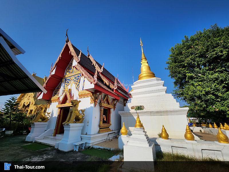 วัดศรีพันต้นเป็นสง่ามีสีทองระยิบระยับเป็นสง่ามีสีทองระยิบระยับ