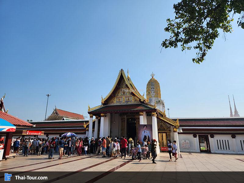 ด้านหน้า วัดพระศรีรัตนมหาธาตุฯ
