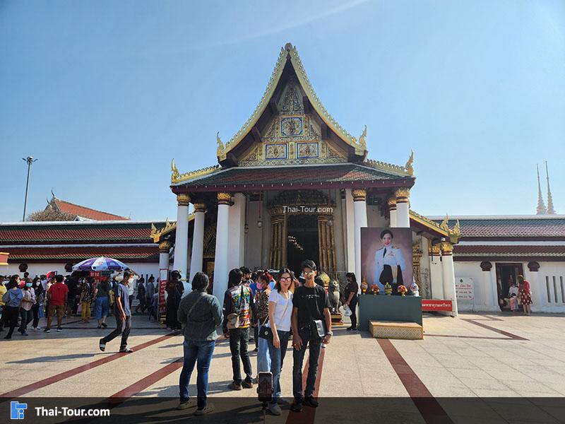ด้านหน้า วัดพระศรีรัตนมหาธาตุฯ