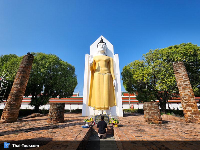 พระอัฏฐารสเป็นพระพุทธรูปยืนปางห้ามญาติ สูง 18 ศอก สร้างในสมัยเดียวกับพระพุทธชินราช
