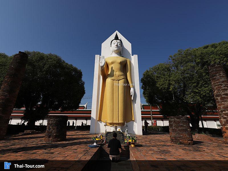 พระอัฏฐารสเป็นพระพุทธรูปยืนปางห้ามญาติ สูง 18 ศอก สร้างในสมัยเดียวกับพระพุทธชินราช