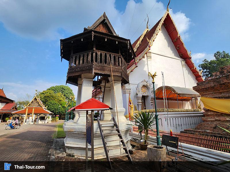 ด้านนอกวัดพระหลวง 