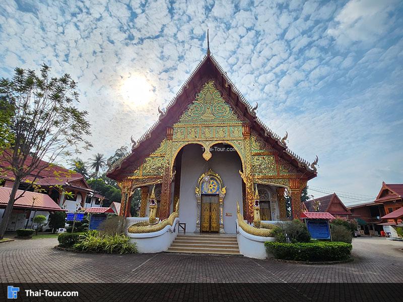ด้านนอกวัดพระหลวง 