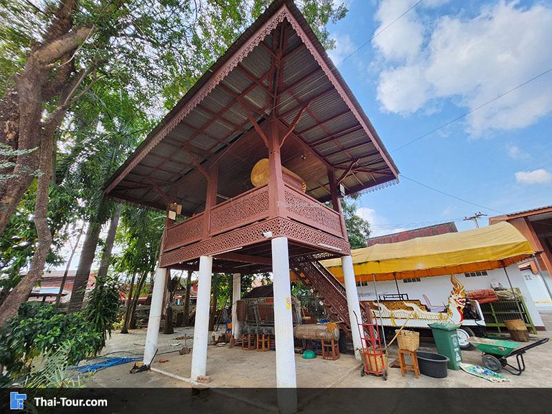 ด้านนอกวัดพระหลวง 