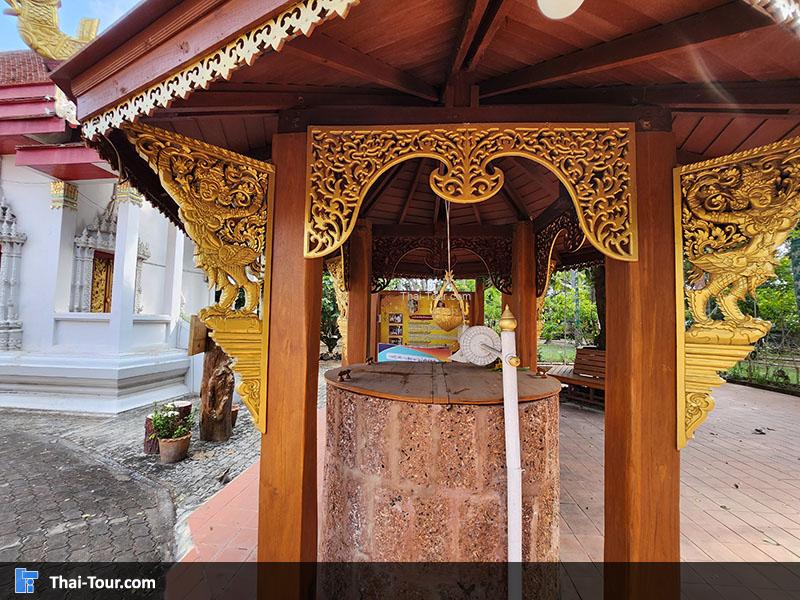 ด้านนอกวัดพระหลวง 