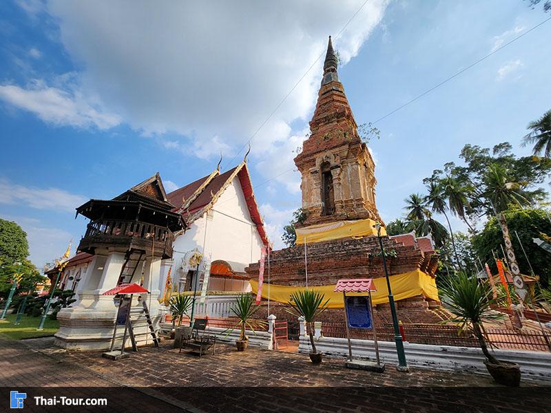 ด้านนอกวัดพระหลวง 