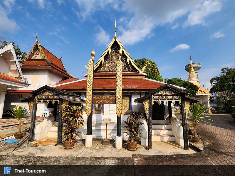 ด้านนอกวัดพระหลวง 