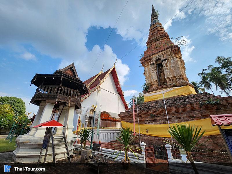 ด้านนอกวัดพระหลวง 