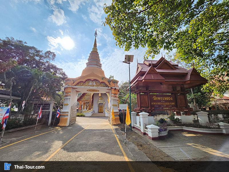 ด้านนอกวัดพระหลวง 