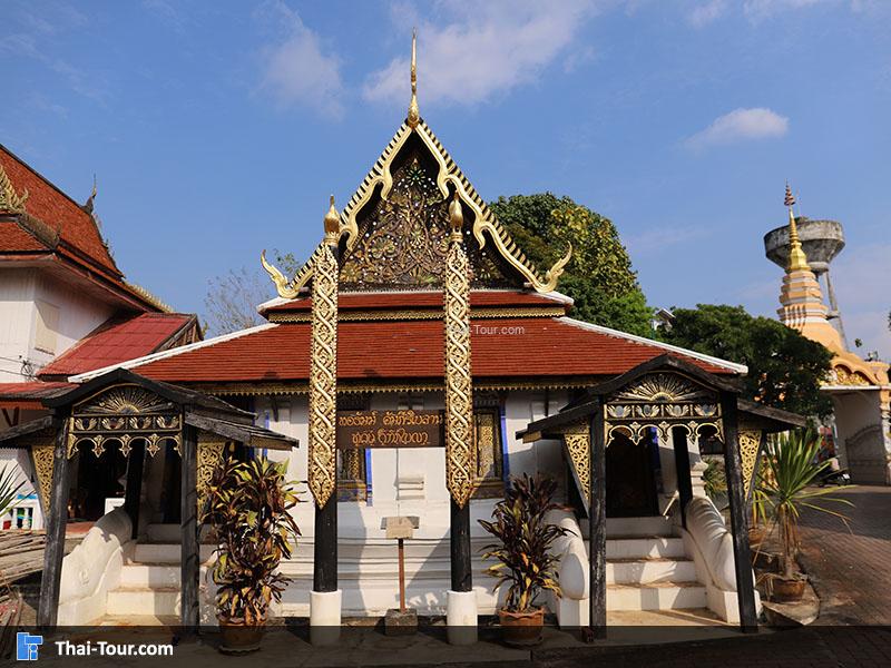 ด้านนอกวัดพระหลวง 