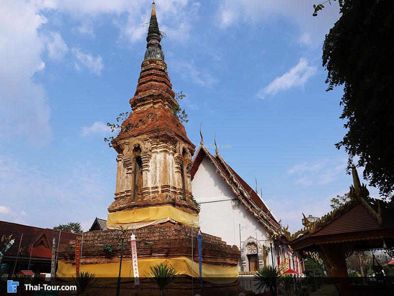 ด้านนอกวัดพระหลวง 