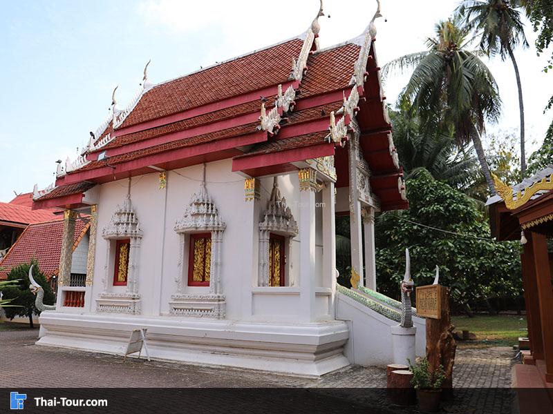 ด้านนอกวัดพระหลวง 