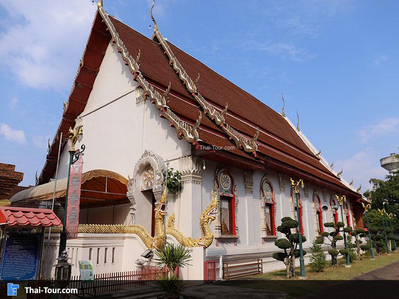 ด้านนอกวัดพระหลวง 