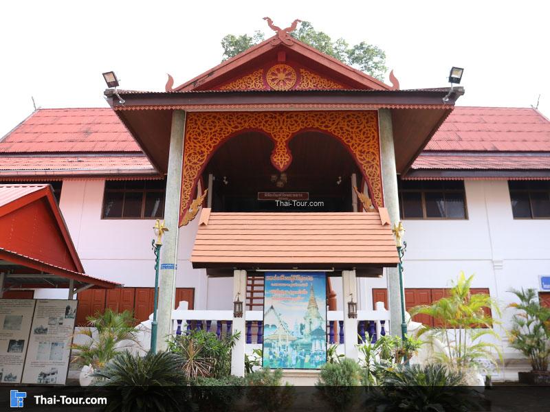 ด้านนอกวัดพระหลวง 