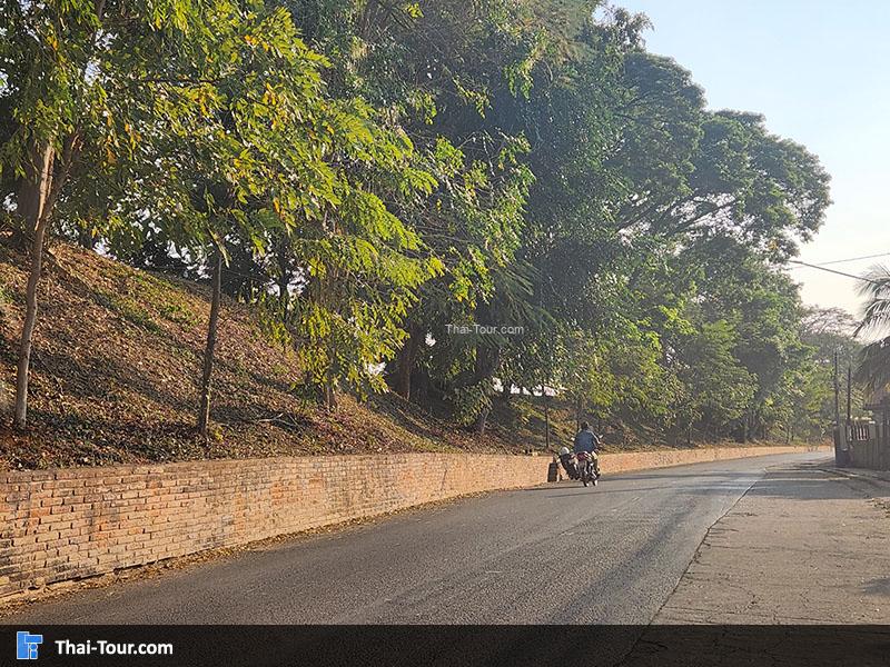 ริมถนน กำแพงแพร่